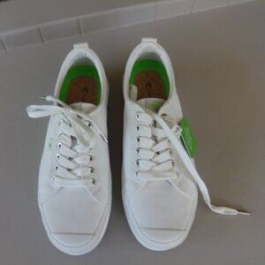 Cariuma  off White sneakers size  W. 10.5, M 9, lace up, cork padded insole, NWT